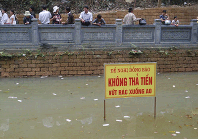 Mặc dù đã có biển cấm, nhưng nhiều người vẫn thả tiền xuống ao Mặc dù đã có biển cấm, nhưng nhiều người vẫn thả tiền xuống ao