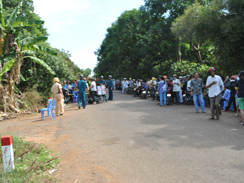 Lực lượng công an ngăn không để người dân hiếu kỳ đến xem Lực lượng công an ngăn không để người dân hiếu kỳ đến xem