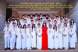 Cô Lữ Thị Trà Giang, Hiệu trưởng Trường Trung học phổ thông Chuyên Lê Qúy Đôn (áo đỏ) - Ảnh NVCC