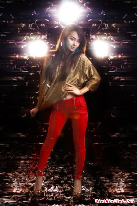 Ngay cả lúc kín đáo với skinny jean màu sắc và chiếc áo ánh kim Xem thêm: Hà Tăng tuyệt xinh và cuốn hút/Thuỷ Tiên sexy với cả cây vàng nóng bỏng