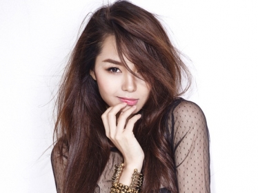 Có phần nổi loạn với mái tóc dài, trang điểm nhẹ nhàng và váy ren xuyên thấu. Chùm ảnh: Internet Xem thêm: Hà Tăng tuyệt xinh và cuốn hút/Thuỷ Tiên sexy với cả cây vàng nóng bỏng