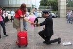 Câu chuyện đẹp phía sau màn cầu hôn gây sốt của "ông trùm" quản lý hoa hậu