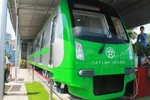 Xem mẫu tàu điện trên cao, dân chê xấu và sợ kém an toàn