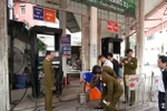 Bắt quả tang 2 cây xăng ở Hà Nội gian lận bằng thiết bị điều khiển từ xa