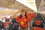 Tiếp viên Vietjet mặc trang phục cờ đỏ sao vàng mừng ngày Quốc khánh 2/9