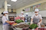 Cận cảnh bếp ăn bán trú cho HS mầm non với quy trình chặt chẽ để đảm bảo ATTP