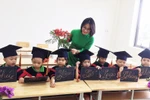 Nghị lực cô giáo mầm non vượt qua nghịch cảnh để viết chữ bằng tay trái