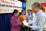 BHXH Việt Nam trực tiếp trao tặng sổ BHXH, thẻ BHYT đến người dân