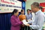 BHXH Việt Nam trực tiếp trao tặng sổ BHXH, thẻ BHYT đến người dân
