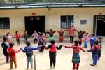 Đến điểm trường thâm sơn cùng cốc, “cứ trời mưa là đi bộ" 