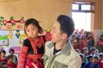 Thầy giáo bỏ phố về quê, miệt mài “cõng chữ lên non”