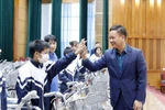 Tạp chí điện tử Giáo dục Việt Nam trao tặng xe đạp cho 70 học sinh vượt khó