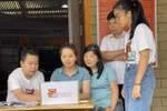 Nhóm học sinh sửa và trao máy tính miễn phí cho học sinh vùng khó