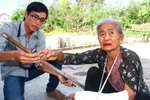 Mẹ 81 tuổi bị con gái đánh gãy tay