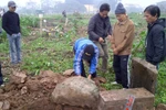 Hàng trăm người dân bắt quả tang đào trộm mộ