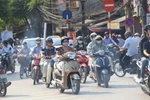 Người Hà Nội "trốn" nắng gắt đầu hè 