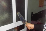Ghen tin đồn, vợ lùng gặp, dùng dao chém khắp mặt "tình địch"