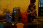 Clip: 'Ảo thuật' biến bia cũ thành mới ngay trên vỉa hè phố cổ Hà Nội