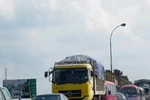 Xe ben nổ lốp, QL 1A ùn tắc nghiêm trọng 