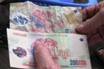 Vali tiền bỏ rơi cạnh Quốc lộ 1A là tiền giả