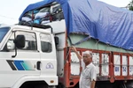 Bị áp tải, tài xế liều lĩnh "bắt cóc" công an, dân quân