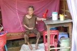 Cụ bà liệt nửa người vẫn bị lão đồi bại 80 tuổi giở trò