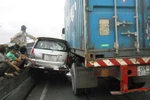 Vượt ẩu, container "ẵm" ô tô 4 chỗ lên dải phân cách