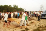Một phụ nữ bị hãm hiếp, dìm xác 'không mảnh vải che thân' dưới suối