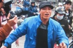 Mẹ bị tạm giữ, con cởi áo "dọa" công an