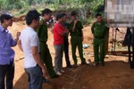Bé gái 10 tuổi chết quỳ gối tại nhà hàng xóm