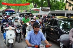 Tắc nghẽn xung quanh phố đi bộ ở Hà Nội