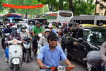 Tắc nghẽn xung quanh phố đi bộ ở Hà Nội