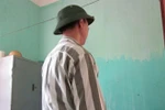 Gã thợ mộc ép bé gái quan hệ suốt 4 tháng