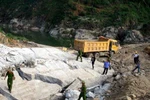 Vụ xe ben "húc đổ" đập thủy điện: Chủ đầu tư giả mạo hồ sơ, con dấu?