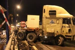 Thót tim vì container treo lơ lửng trên thành cầu