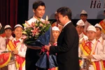 Phó chủ tịch nước tặng quà tác giả "bài văn lạ" 