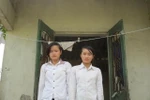 Xót cảnh hai chị em mồ côi vượt khó đến trường