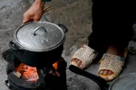 Sưởi ấm bằng than, vợ chết, chồng hôn mê