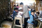 Xôn xao học trò nghèo dùng quan tài làm ghế ngồi học
