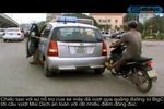 Video: Rùng mình cảnh xe máy đẩy taxi trên đường Phạm Hùng (HN)