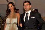 Casillas vừa dắt bạn gái, vừa 'nghịch' Ronaldo