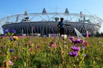 Muôn hoa đua nở bên ngoài sân vận động Olympic London