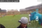 Nhảy dù xông vào giữa trận đấu của... Barcelona