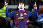 Messi vượt Ronaldo trở thành huyền thoại, Barca áp sát Real