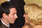 Messi nâng Bóng Vàng, Shakira nhận nụ hôn thắm thiết