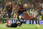 Pique đốt lưới nhà, Messi ghi bàn giải cứu Barca