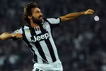 Góc ảnh: Dị nhân Pirlo trổ tài sút phạt, 'Lão bà' bẻ nanh 'Sói'