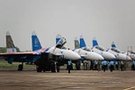 Video: Xem Su-27 Hiệp sĩ Nga phô diễn khả năng tại LIMA 2013