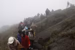 Chùm ảnh: Gian nan đường lên đỉnh thiêng Yên Tử