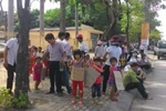 Phản đối sáp nhập trường: Hai bên cương quyết, con trẻ chịu thiệt